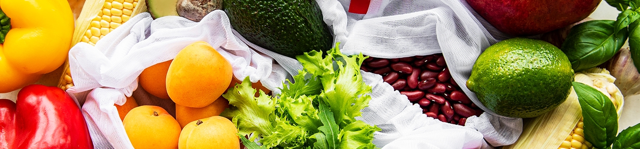 신선한 과일과 채소가 모여 있는 모습