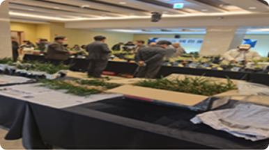 실내 전시장에 전시된 한국춘란과 관람객들 모습